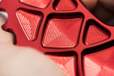 Kırmızı bisiklet aynakol dilisi el  