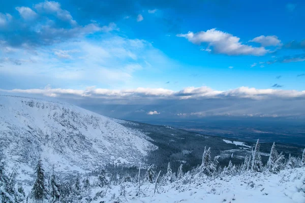 Reuzengebergte in de winterdag — Stockfoto