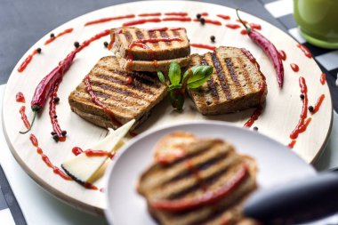 jambon ve peynir ile kızarmış ekmek 