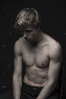 Harika fit vücut ile genç yakışıklı adam 