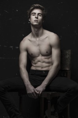 Harika fit vücut ile genç yakışıklı adam 