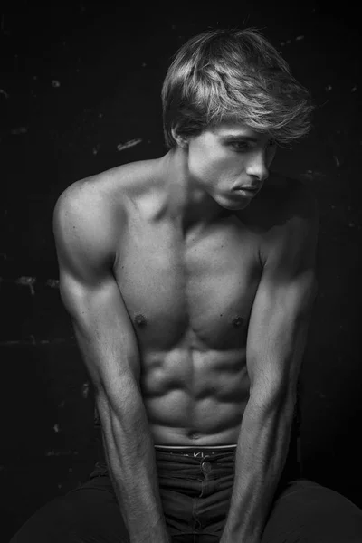 Harika fit vücut ile genç yakışıklı adam 