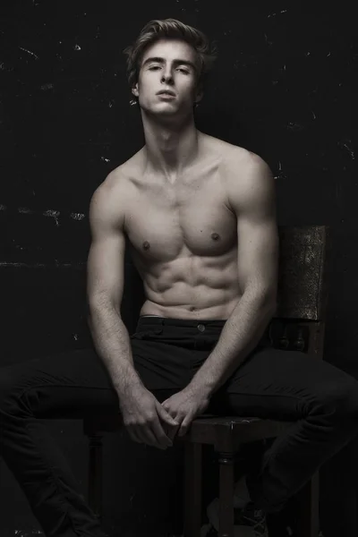 Harika fit vücut ile genç yakışıklı adam 