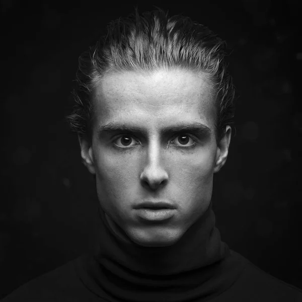 Genç yakışıklı adam portresi  