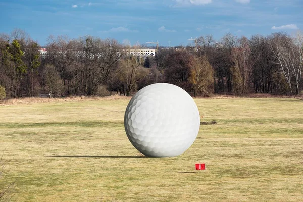 Gran pelota de golf —  Fotos de Stock