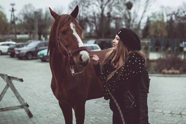 Kůň se dívá do očí krásné dívky — Stock fotografie