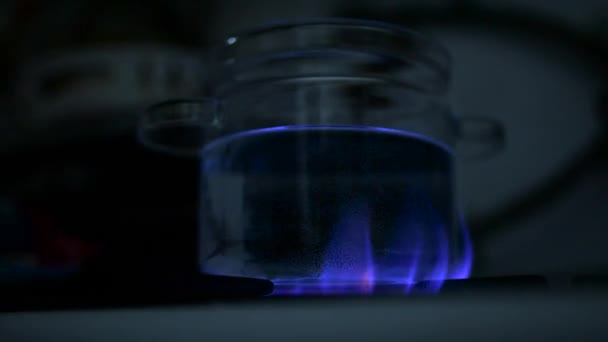 Eau bouillante dans un pot en verre à la cuisinière à gaz — Video