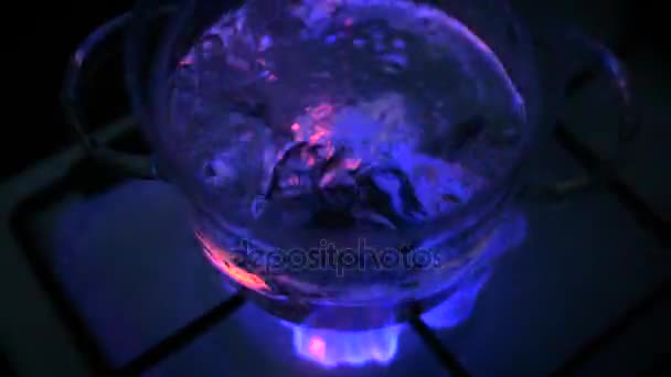 Agua hirviendo en maceta de vidrio en la estufa de gas — Vídeos de Stock