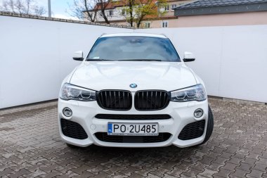 Satıcı Bmw Inchcape Motor Wrocaw, Şubat 2017 tarafından sunulan Park ayakta yeni beyaz bmw X1 modeli açık