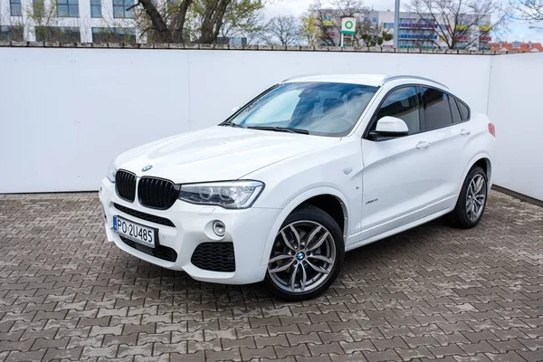 Satıcı Bmw Inchcape Motor Wrocaw, Şubat 2017 tarafından sunulan Park ayakta yeni beyaz bmw X1 modeli açık