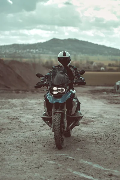 Pengendara Sepeda Motor Dengan Helm Dan Sepeda Motor Memakai Sepeda — Stok Foto