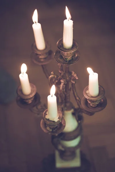 Antiker Silberner Kerzenständer Der Dunklen Raum Auf Dem Tisch Steht — Stockfoto