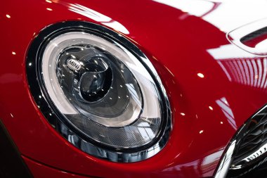 Açık satıcı Bmw Inchcape Motor Wroclaw Şubat 2017 tarafından sunulan yansıması ile modern kırmızı spor araba mini cooper s
