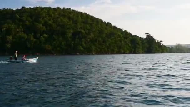 Duas Pessoas Khmer Estão Navegando Barco Pequeno Eles Estão Voltando — Vídeo de Stock