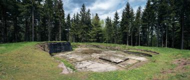 Bir Dünya Savaşı iki beton topçu ile orman çevreleyen bitmemiş pozisyon 