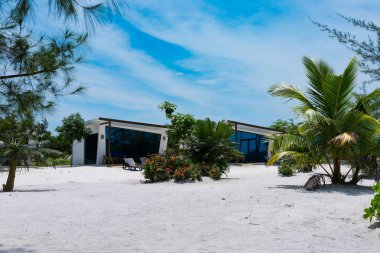 Güzel beyaz modern beton bungalovlar tropik ada plaj mavi yansıtılmış windows ile müşteriler için Eylül 2017 yılında kullanmak dağıttı. Koh Rong Adası, Kamboçya Asya. 