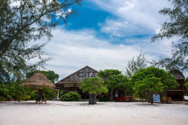 Güzel bir plaj tropikal adası Koh Rong Samloem CITA resort ile için yeni sezonu açıldı. 08 Eylül 2017, Kamboçya. Asya. 