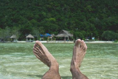 Cennet Adası temiz su bacaklarda mans. Koh Rong Samloem, Saracan bay. Kamboçya, Asya.
