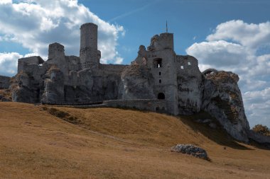 Fotoğraf sırasında güneşli sonbahar günü, Polonya Avrupa Ogrodzieniec kalesi kalıntıları