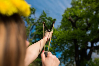 Güneşli bir gün boyunca profesyonel ahşap sapan parkta çekim kız