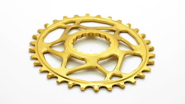 Velocidade Oval Dourada Preta Engrenagem Cadeia Bicicleta Girando Fundo Branco — Vídeo de Stock