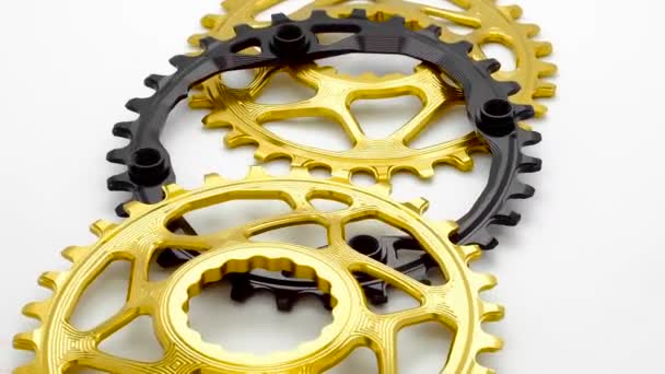 Velocidade Oval Dourada Preta Engrenagem Cadeia Bicicleta Girando Fundo Branco — Vídeo de Stock