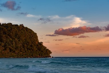 Güzel gökyüzü güneşli yaz gün batımında Lazy Beach Koh Rong Samloem tropik adada. Kamboçya, Asya. 