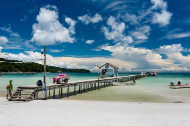 Kamboçyalı insanları ve hangi adaya geldi turist ile plaj iskelede. Güzel güneşli yaz günü. Koh Rong Samloem Adası, Saracen Bay. Kamboçya, Asya. 08 Eylül 2017