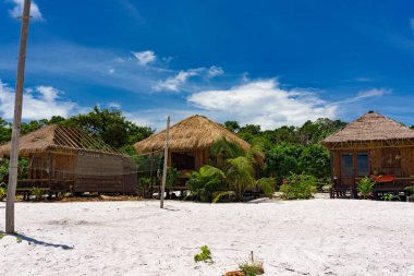 Güzel tropikal beach, Koh Rong Samloem Adası şık bungalov ile. Koh Rong Samloem. Kamboçya, Asya. 