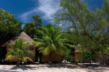 Güzel tropikal beach, Koh Rong Samloem Adası şık bungalov ile. Koh Rong Samloem. Kamboçya, Asya. 