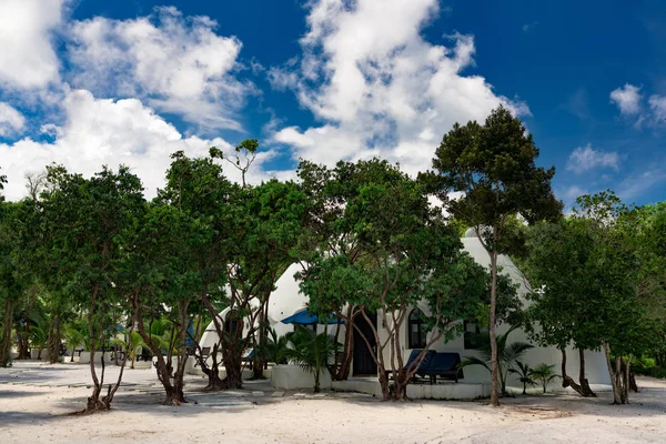 Krásná Tropická Pláž Koh Rong Samloem Ostrov Stylové Modrobílé Bungalovy — Stock fotografie