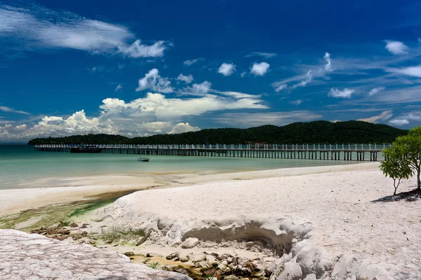 Tropikalny Krajobraz Pięknej Plaży Turkus Czystą Wodą Błękitnego Nieba Długie — Zdjęcie stockowe