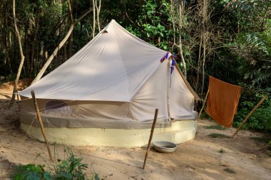 Sahile yakın orman kremsi büyük turistik çadırı. Koh Rong Samloem Adası, Sunset Beach. Kamboçya.