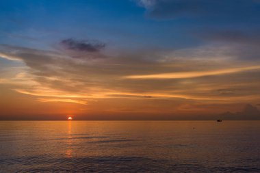 Günbatımı Sunset Beach, Koh Rong Samloem güzel boş plajda. Kamboçya.