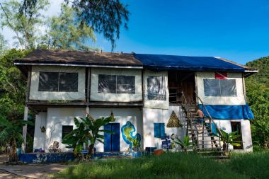 Yapı, Dalış Merkezi, adam merdivenlerden yukarı gider. Sunset Beach, Koh Rong Samloem, Kamboçya. 15 Kasım 2017