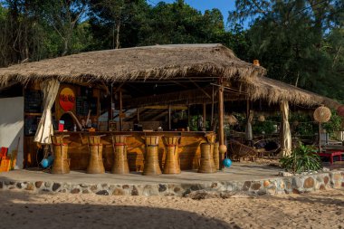 Huba Huba Resort barın arkasında çalışan işçilerin ile. Sunset Beach. Koh Rong Samloem, Kamboçya. 15 Kasım 2017