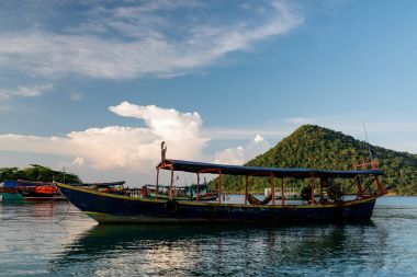 MPay uygun defne balıkçı köyü, Koh rong Samloem Adası yakın. Yalnız küçük ada görünür mesafe ve balıkçı tekneleri. 