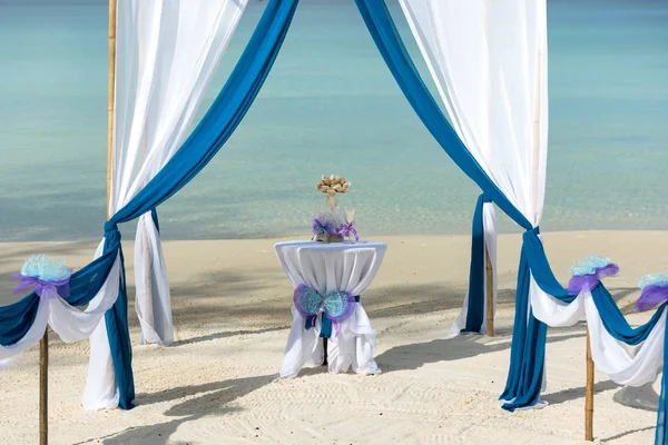 Стол Украшен Бокалами Шампанского Морской Раковиной Подготовка Свадьбе Тропическом Пляже — стоковое фото