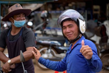 Tamam jest gösterilen mutlu Kamboçyalı adam. Banlung şehir. Kamboçya 02 Mart 2018.