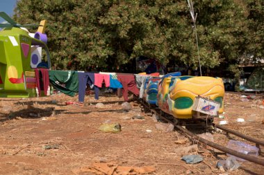 Kamboçya bira olay parti sonra Kamboçyalı eğlence parkı kalıntıları. Alan etrafında çöp dağılım. Kamboçya plastik kirliliği dünyanın en büyük biridir. Banlung kasabası. Kamboçya 02 Mart 2018.