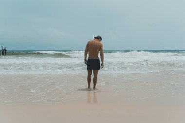 Tembel plaj sahil ayakta adam Koh Rong Samloem. Kamboçya.