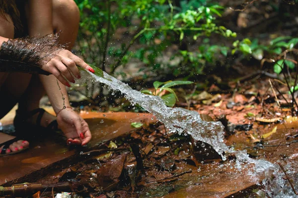 Mulher Heaving Diversão Com Mangueira Espirrando Água Selva — Fotografia de Stock