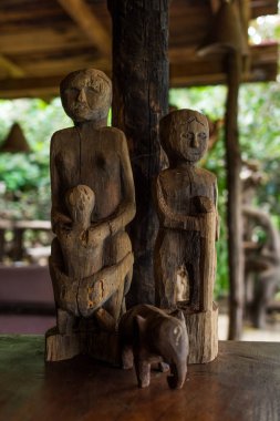 5 yaşındaki Kamboçyalı kız tarafından işlenmemiş Kamboçya ağacından yapılmış ahşap heykel. 