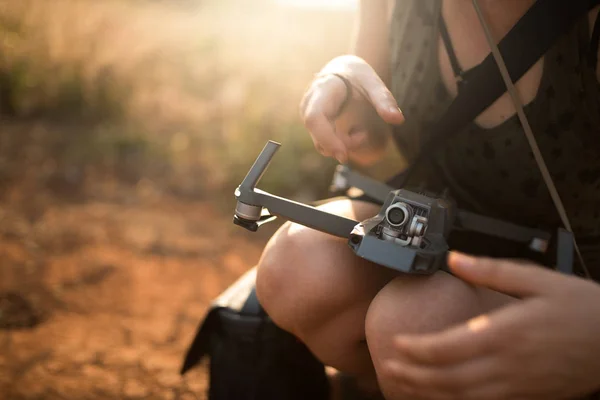 Mujer Preparando Drone Para Volar Comprobando Batería Lente — Foto de Stock