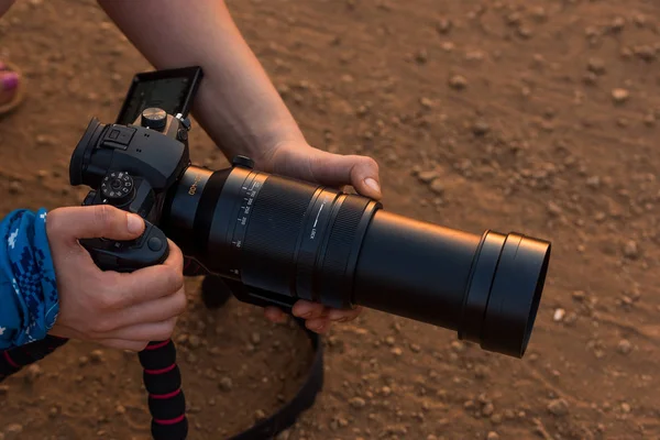 Operador Cámara Preparando Cámara Dslr Con Lente Grande Para Filmar — Foto de Stock