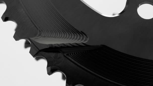 Zwarte Ovale Fiets Kettingblad Versnelling Draaien Witte Achtergrond Sterke Dicht — Stockvideo