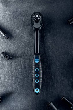 Kara arkaplana Ratchet aracı yerleştirildi, atölyedeki iş için İngiliz anahtarı aracı. 