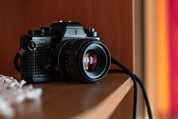 Rafa yerleştirilmiş eski bir Slr Vintage kamera Praktica B200. Wroclaw, Polonya - 22 Ekim. 2019: 35 mm Alman Pentacon şirketi tarafından 1983 ve 1985 yılları arasında çekilen film.