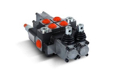 İzole edilmiş beyaz arka planda gölgeli traktörün iki bölümlük hidrolik dağıtımcısı 