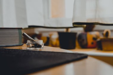 Masaya konmuş kül tablasında marihuana var..